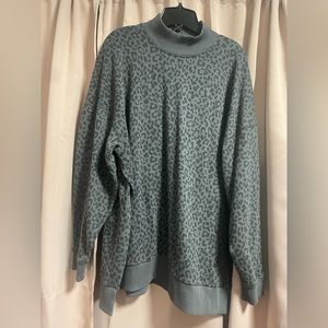 American Eagle Mock Neck & Split Hem Sweatshirt-gray leopard/cheetah 🐆